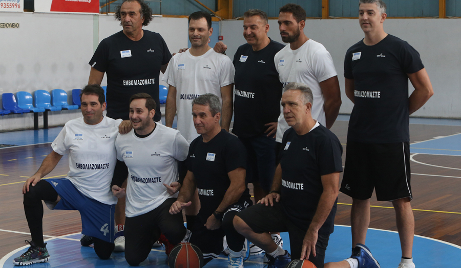 Φιλικός αγώνας μπάσκετ της ομάδας της Βουλής με δημοσιογράφους – Το μήνυμα στις φανέλες