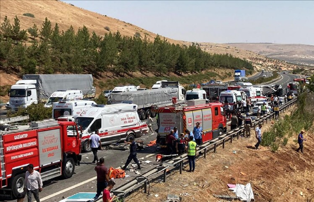 Τουρκία - Απίστευτο τροχαίο: 15 νεκροί σε καραμπόλα λεωφορείου δημοσιογράφων, ασθενοφόρου και πυροσβεστικού