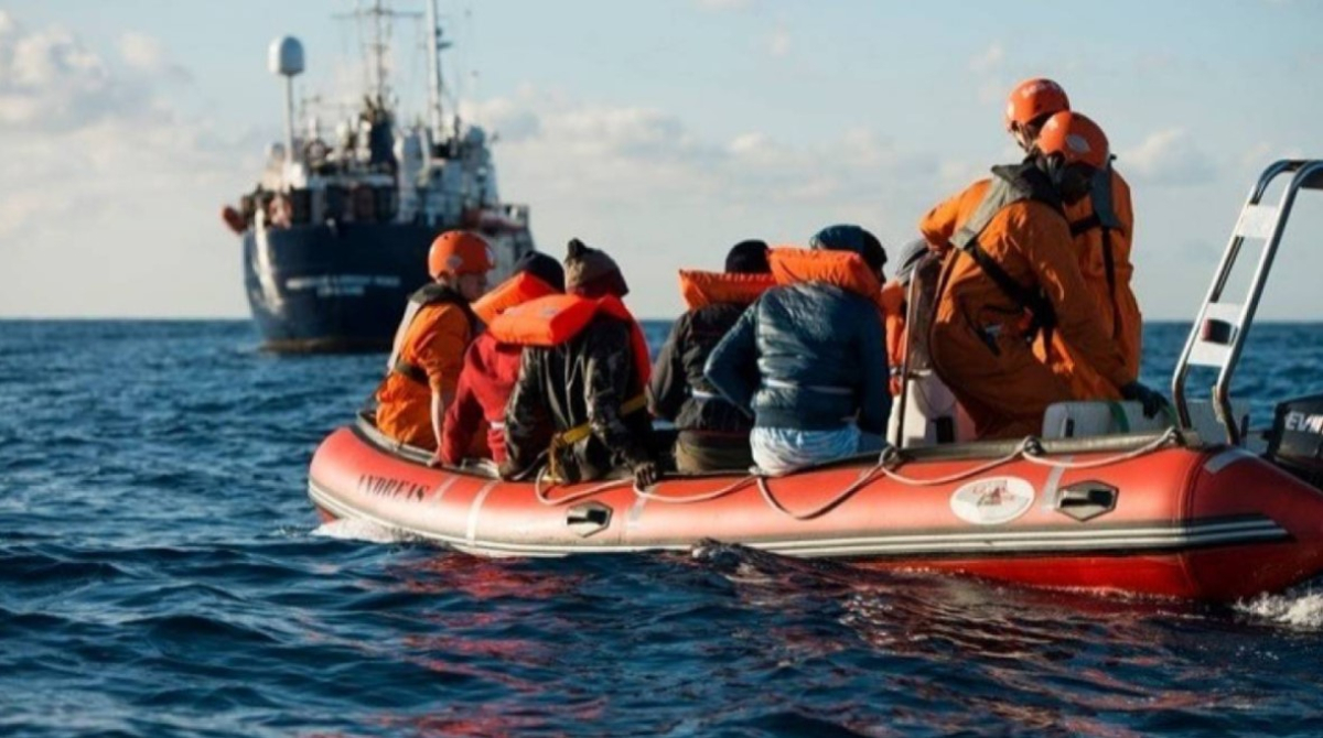 Telegraph: Ο Σούνακ σχεδιάζει συμφωνία με τη Ρώμη για να μειωθεί ο αριθμός των μεταναστών που διασχίζουν τη Μεσόγειο