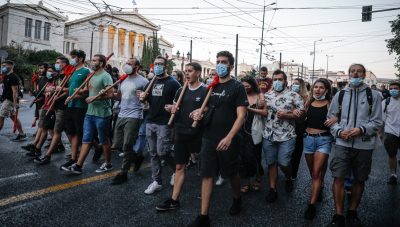 Ένταση στο κέντρο της Αθήνας σε πορεία κατά της ελάχιστης βάσης