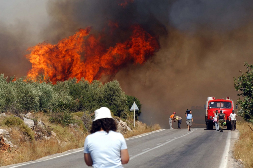 Μεγάλη φωτιά τώρα στην Κόρινθο: Έκλεισε ο δρόμος Ισθμού - Επιδαύρου