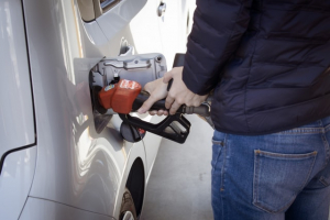 Πόσο εύκολα κολλάς κορονοϊό αγγίζοντας αντλίες βενζίνης, ATM ή κάδους σκουπιδιών;