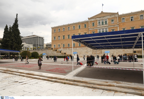 Παρέλαση 25ης Μαρτίου: Ο Δήμος Αθηναίων δεν κάλυψε με την εξέδρα τα ονόματα των νεκρών στα Τέμπη