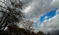 Meteo: Εναλλαγή συννεφιάς και λιακάδας την Κυριακή, με τοπικές βροχές ή καταιγίδες