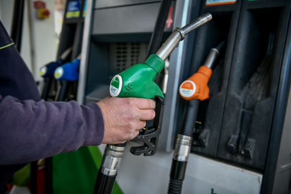 Αισχροκέρδεια με τη βενζίνη - Ανύπαρκτοι οι έλεγχοι, έφτασε τα 2,63 ευρώ η απλή
