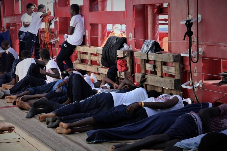 Μεσόγειος: Σχεδόν 500 μετανάστες αναμένουν ασφαλές λιμάνι για να αποβιβαστούν