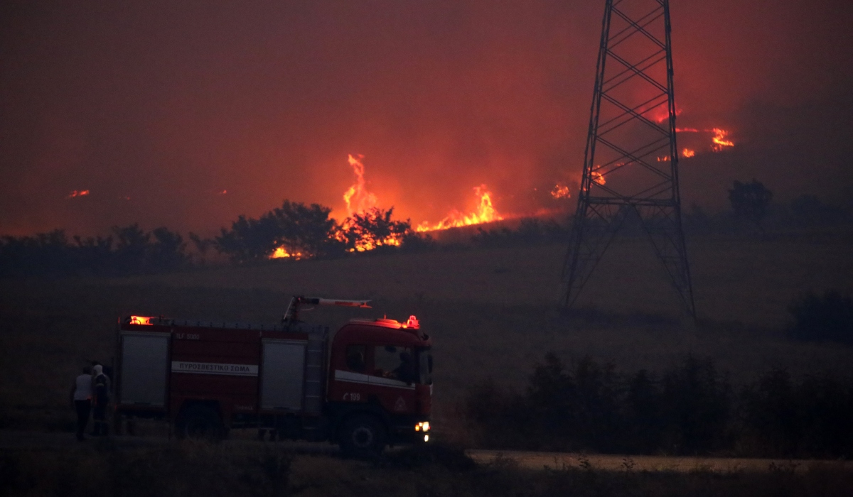 Ανεξέλεγκτα τα μέτωπα της φωτιάς σε Εύβοια, Καβάλα και Ροδόπη - Συνεχείς εκκενώσεις οικισμών
