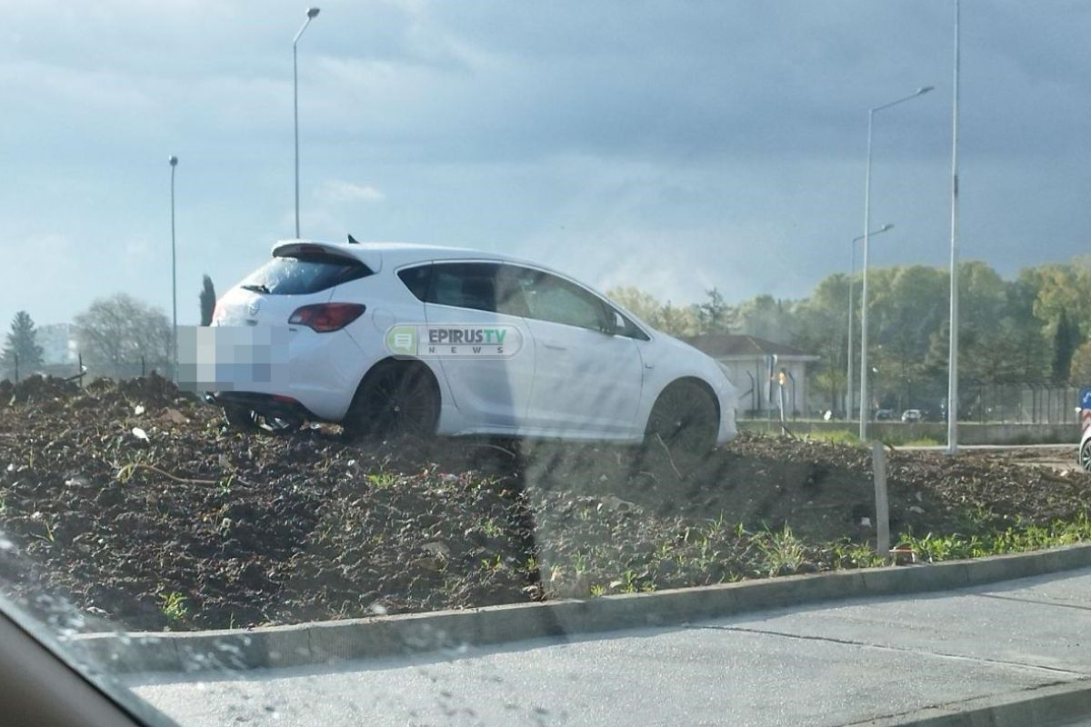 Απίστευτο παρκάρισμα Γιάννενα: Παράτησε το αμάξι σε κυκλικό κόμβο (εικόνες)