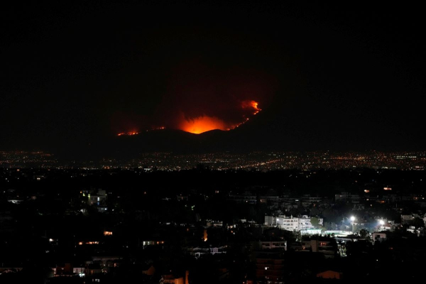 «Κόντρα» στον άνεμο πάει η φωτιά στην Πάρνηθα - Γιατί συμβαίνει