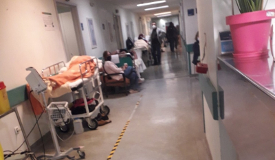 Χάος στα νοσοκομεία: 75 ράντζα τώρα στο «Αττικόν» - Ασθενείς με κορονοϊό ακόμη και σε φορεία μεταφοράς