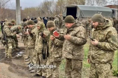 Βίντεο φέρεται να δείχνει την παράδοση 1.000 Ουκρανών κομάντος στους Ρώσους