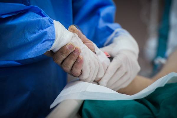 Σε απόγνωση οι γιατροί στην Καρδίτσα: «Διασωληνωμένος ασθενής εκτός ΜΕΘ από χθες»