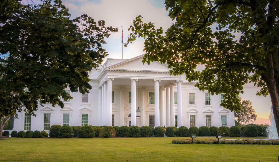 Ο οίκος Fitch υποβάθμισε το αξιόχρεο των ΗΠΑ - Αποδοκιμασία από τον Λευκό Οίκο