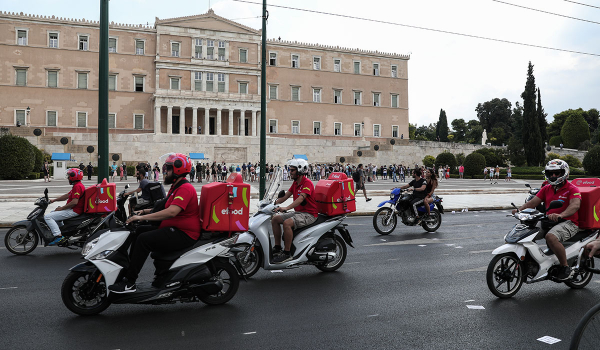 Στους δρόμους της Αθήνας θα γιορτάσουν οι διανομείς της efood τη μεγάλη νίκη τους