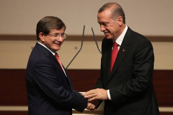 Τουρκία: Ο Ερντογάν διαγράφει τον Νταβούτογλου από το κόμμα του