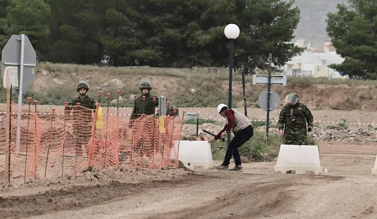 «Ναρκοπέδιο» το Ελληνικό: Βρέθηκαν 314 βόμβες θαμμένες στο παλιό αεροδρόμιο