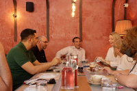 Ο Τσίπρας σε χαλαρή συζήτηση με δημοσιογράφους: Τι είπε για την Κυριακή των εκλογών (Δείτε εικόνες)