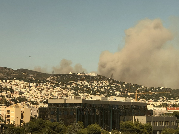 Φωτιά τώρα στο Nταού Πεντέλης: Επιχειρούν 11 αεροσκάφη και 5 ελικόπτερα (Βίντεο - φωτογραφίες)