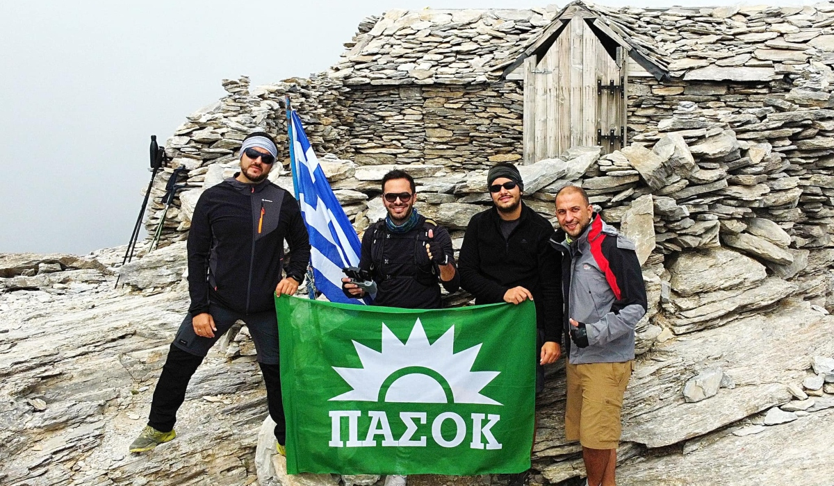 Ο Μανώλης Χριστοδουλάκης ύψωσε τη σημαία του ΠΑΣΟΚ στον… Όλυμπο