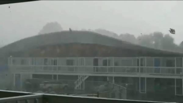ΗΠΑ: Ανεμοστρόβιλος ξήλωσε την οροφή ξενοδοχείου (Βίντεο)