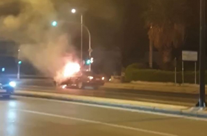 Αυτοκίνητο πήρε φωτιά εν κινήσει στη λεωφόρο Βουλιαγμένης (Βίντεο)