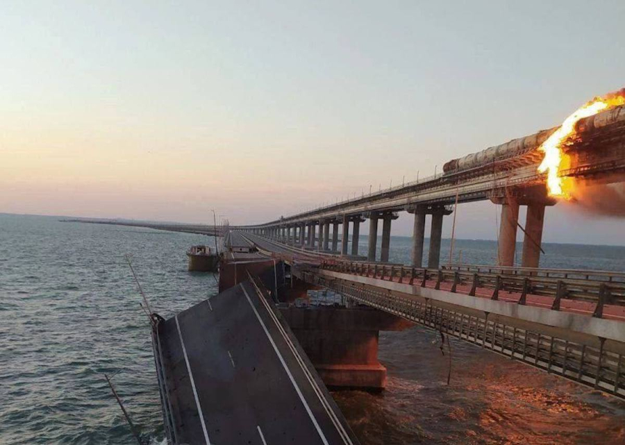 Κριμαία: Μεγάλη έκρηξη στη γέφυρα που τη συνδέει με τη Ρωσία (Φωτογραφίες – βίντεο)
