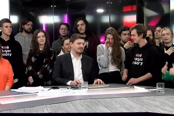 Ρώσοι δημοσιογράφοι φώναξαν «όχι στον πόλεμο» πριν πέσει «μαύρο» στο κανάλι (Βίντεο)