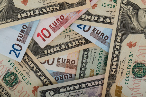 «Βουτιά» του ευρώ στο χαμηλότερο 29ετίας - Κάτω από 1 δολάριο