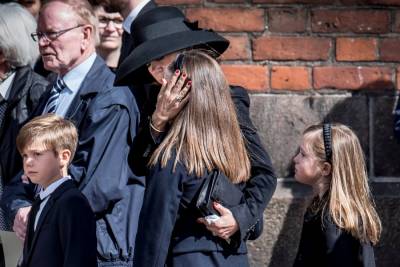 Σκηνές ανείπωτης τραγωδίας στην κηδεία των παιδιών του Δανού κροίσου της Asos