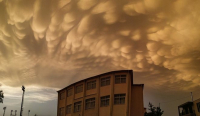 Mammatus clouds: Τι είναι τα «παράξενα» σύννεφα που κάλυψαν τη Λάρισα
