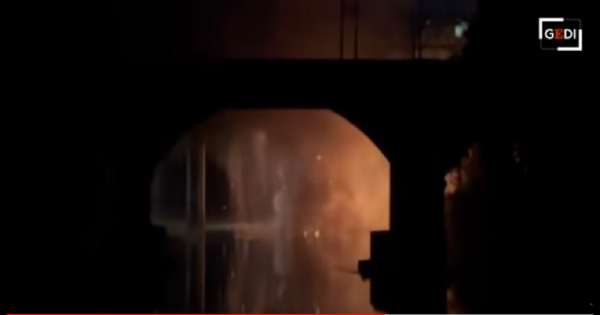 Ρώμη: Πυρκαγιά στη φημισμένη Σιδερένια Γέφυρα - Κατέρρευσε μέρος της (video)