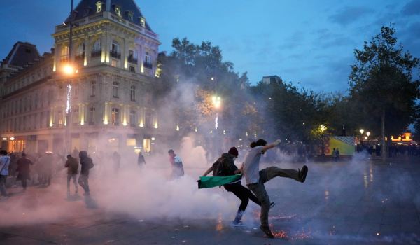 Παρίσι: Επεισόδια με δακρυγόνα και αύρα νερού σε διαδήλωση υπέρ της Παλαιστίνης