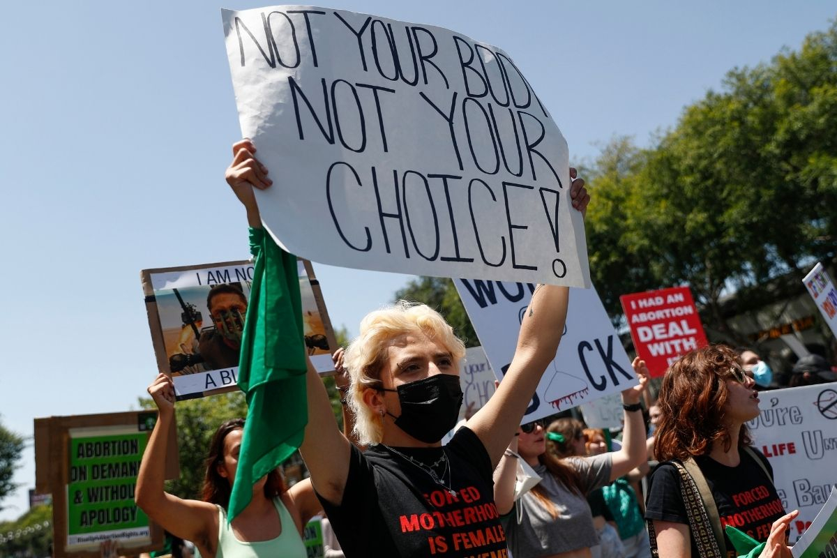«Καλοκαίρι της οργής» προαναγγέλλουν οργανώσεις στις ΗΠΑ αν απαγορευτούν οι αμβλώσεις