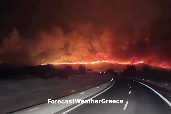 Συγκλονιστικά βίντεο από την Αθηνών - Λαμίας: Τα αυτοκίνητα ανάμεσα στις φλόγες