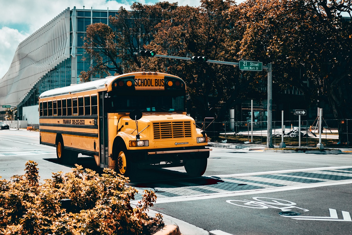 Θρίλερ στη Βρετανία: Σχολικό λεωφορείο αναποδογύρισε – Εγκλωβισμένοι δεκάδες μαθητές