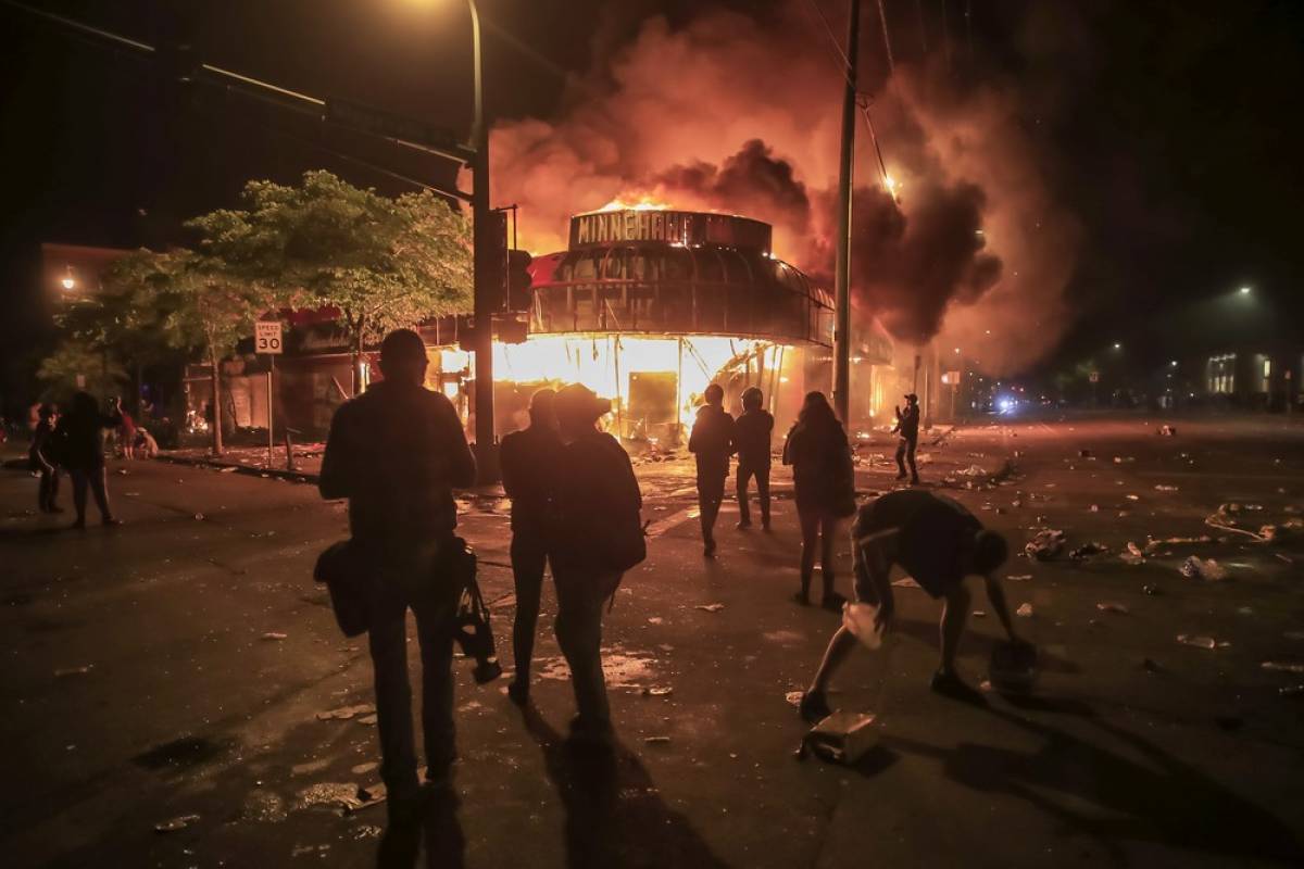 Τζορτζ Φλόιντ: Στο έλεος της οργής η Μινεάπολη, διαδηλωτές έκαψαν αστυνομικό τμήμα