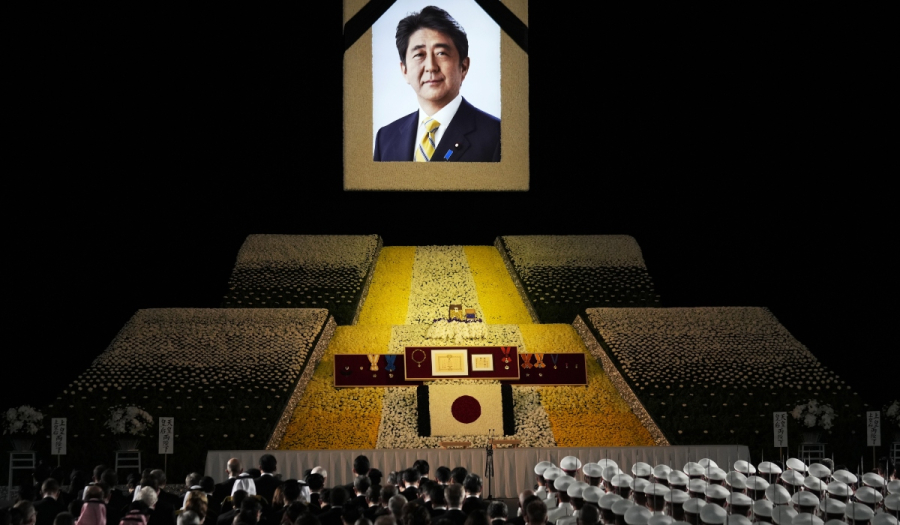 Ξεκίνησε η «χρυσή» κρατική κηδεία του Σίνζο Άμπε - Γιατί αντιδρά το 60% των Ιαπώνων