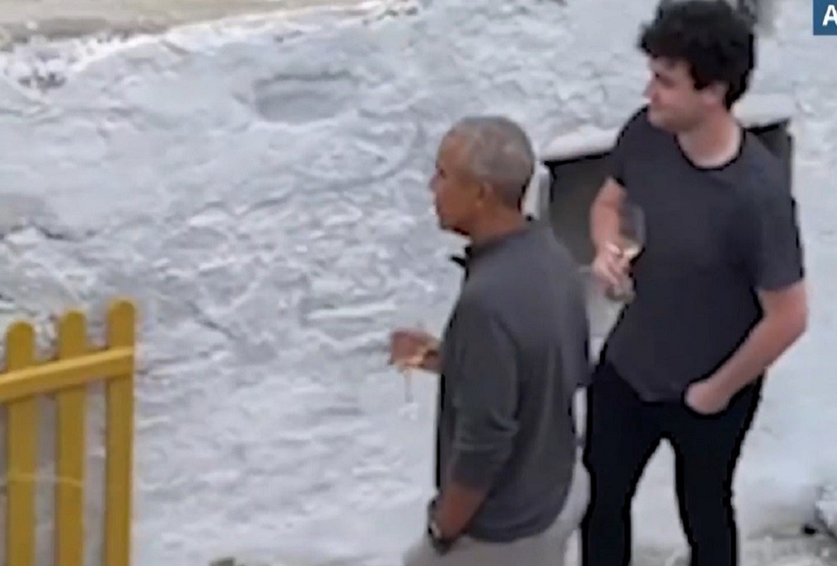 Ο Ομπάμα, η οικογένειά του και ο Τομ Χανκς πίνουν το κρασί τους στην Σίφνο (Βίντεο)