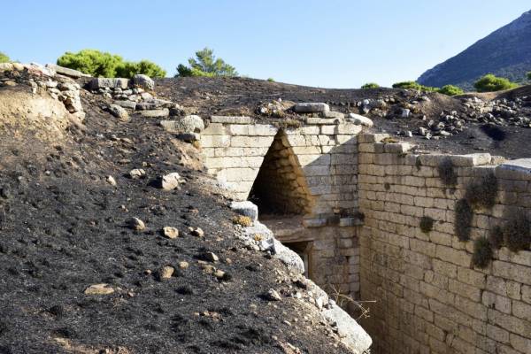 Φωτιά στις Μυκήνες: Οι πρώτες εικόνες μέσα από τον αρχαιολογικό χώρο