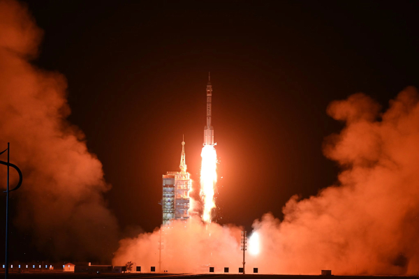 Κίνα: Εκτοξεύτηκε το Shenzhou-15 μεταφέροντας 3 αστροναύτες στο Διάστημα