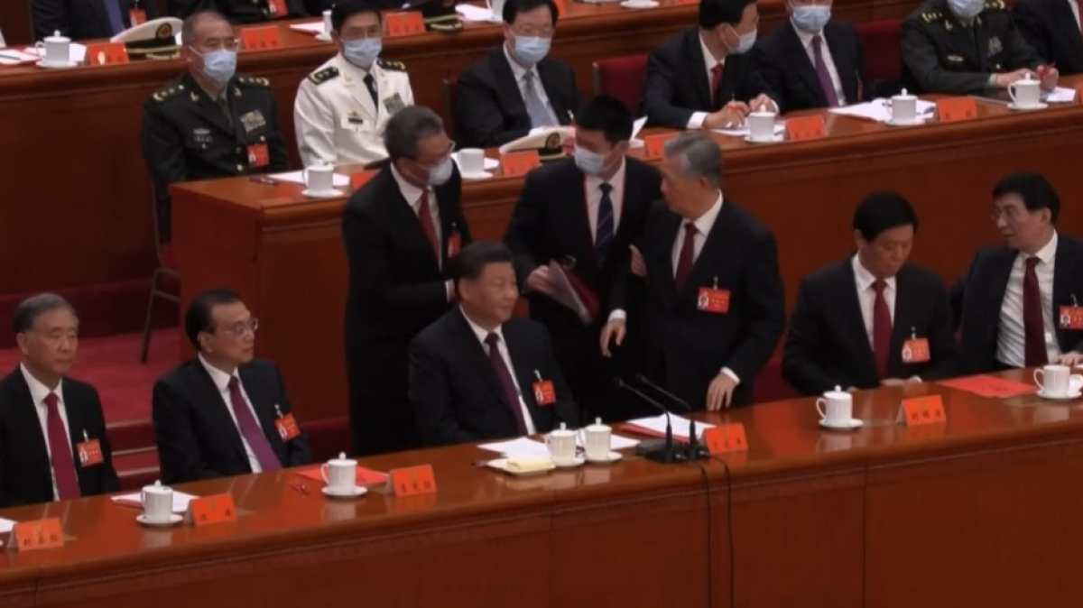 «Δεν αισθανόταν καλά»: Η εξήγηση για την απομάκρυνση του τέως Πρόεδρου από το συνέδριο του ΚΚ Κίνας