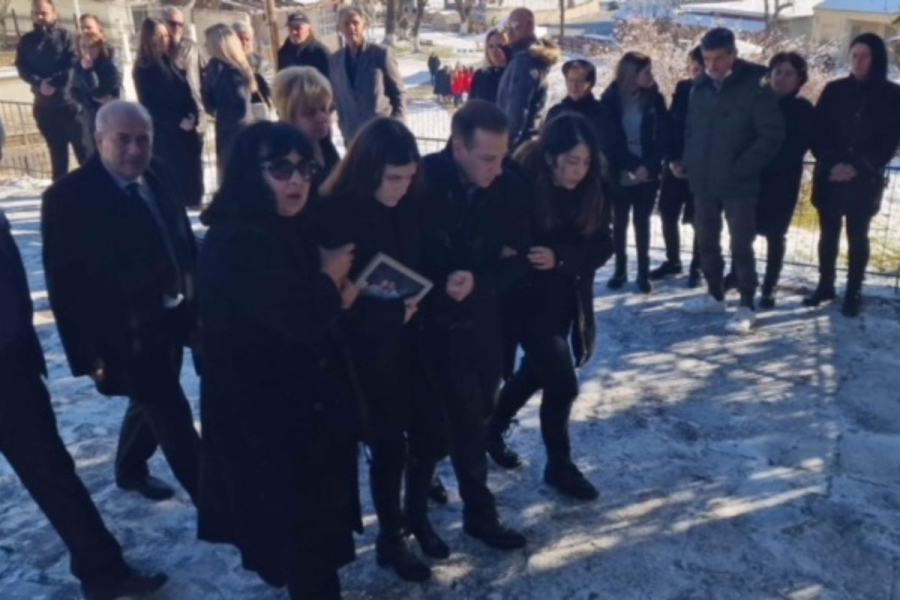 Κηδεία Σμηναγού Τσιτλακίδη: Υποβασταζόμενη η αρραβωνιαστικιά του με μια φωτογραφία στην αγκαλιά της