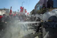 Επεισόδια στο κέντρο της Αθήνας: Χημικά στην πορεία των φοιτητών - Βίντεο, φωτογραφίες