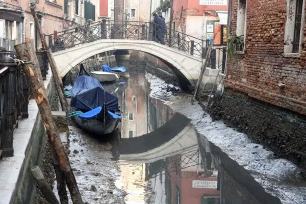 Βενετία: Χάθηκε το νερό από τα κανάλια - Ασυνήθιστα έντονη είναι η άμπτωτη και η διάρκεια του φαινομένου λένε οι επιστήμονες