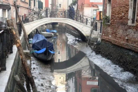 Βενετία: Χάθηκε το νερό από τα κανάλια - Ασυνήθιστα έντονη είναι η άμπτωτη και η διάρκεια του φαινομένου λένε οι επιστήμονες
