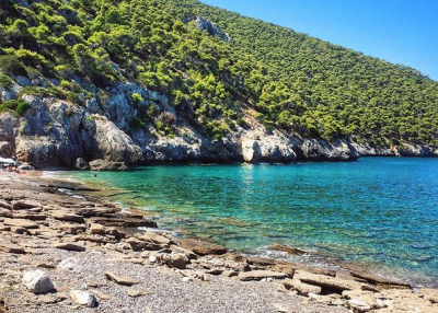 Παραλίες στην Αττική: Τρεις μικροί ανοργάνωτοι «παράδεισοι»