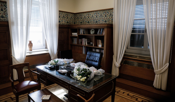 Φώφη Γεννηματά: Λουλούδια στο γραφείο της – Μεσίστια η σημαία στη Βουλή