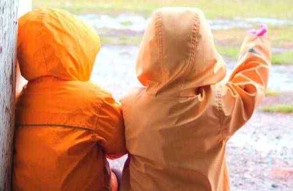 Έξαλλοι γονείς: Σχολείο αναγκάζει τους μαθητές να φάνε στη βροχή λόγω κορονοϊού