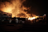 «Κόλαση» στον Ασπρόπυργο: Από κεραυνό η φωτιά στο εργοστάσιο - Έλεγχοι για το τοξικό νέφος