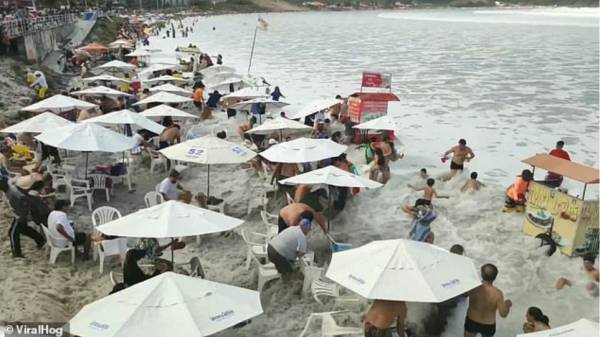 Τι τρόμο έζησαν λουόμενοι σε παραλία στη Βραζιλία (video)